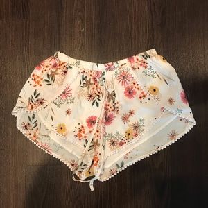 Etiquette floral shorts